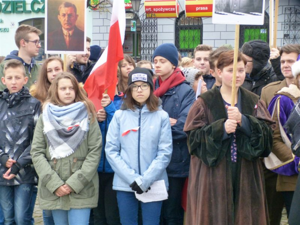 Patriotyczny przemarsz uczniów szkół pijarskich