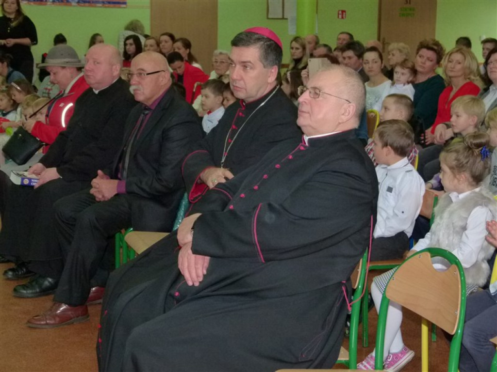 Biskup Wojciech Osial odwiedził Zespół Szkół w Popowie Gł.