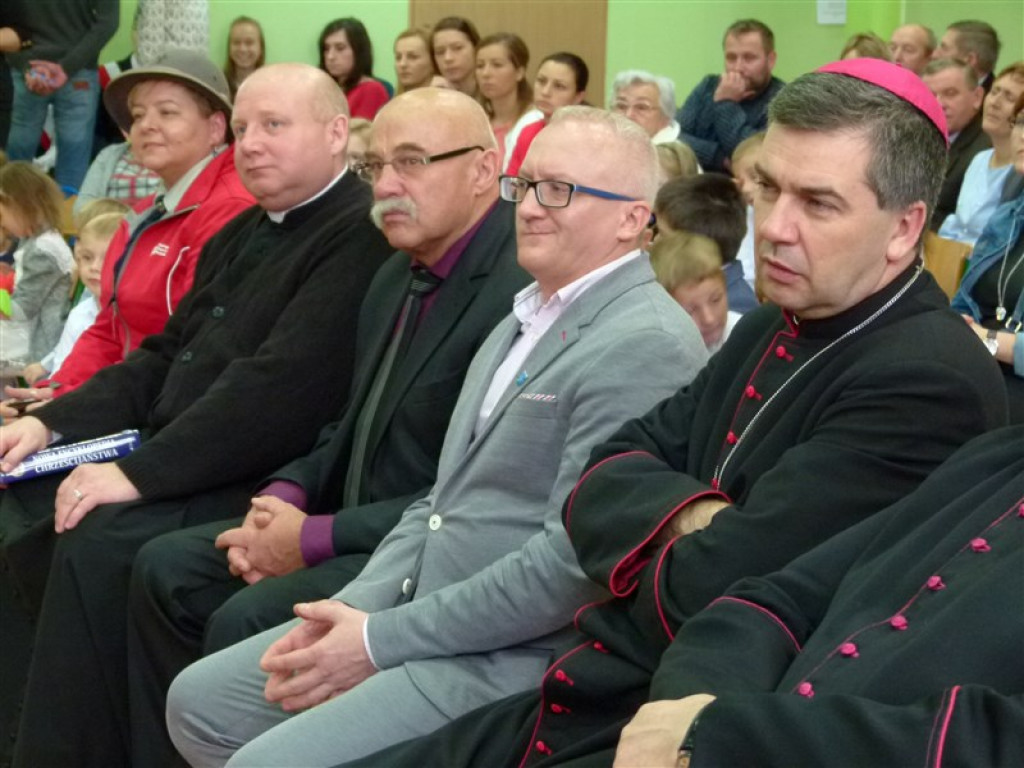 Biskup Wojciech Osial odwiedził Zespół Szkół w Popowie Gł.