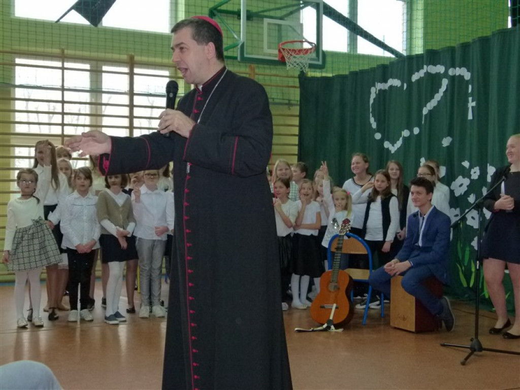 Biskup Wojciech Osial odwiedził Zespół Szkół w Popowie Gł.