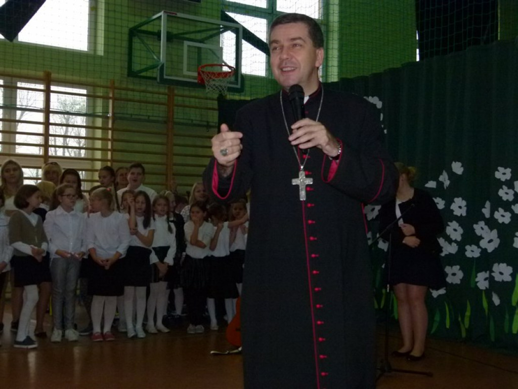 Biskup Wojciech Osial odwiedził Zespół Szkół w Popowie Gł.