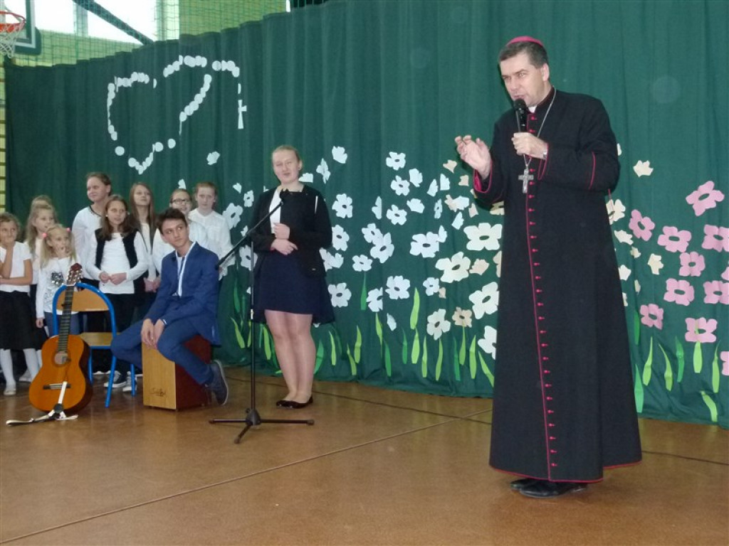 Biskup Wojciech Osial odwiedził Zespół Szkół w Popowie Gł.