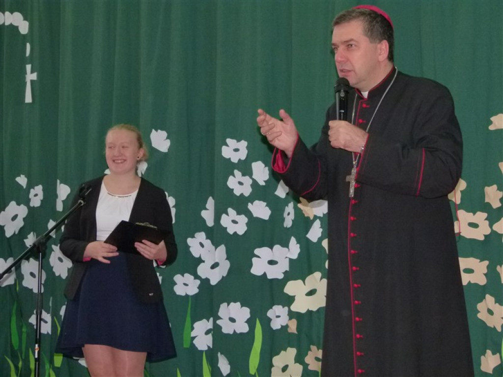 Biskup Wojciech Osial odwiedził Zespół Szkół w Popowie Gł.