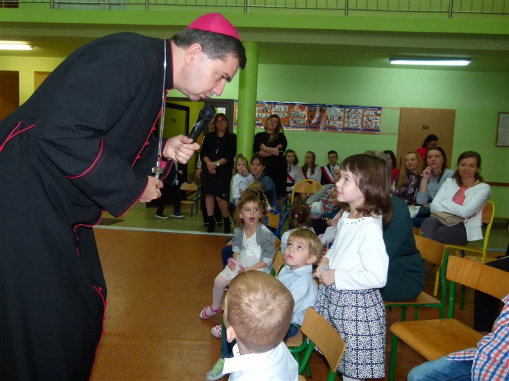 Biskup Wojciech Osial odwiedził Zespół Szkół w Popowie Gł.