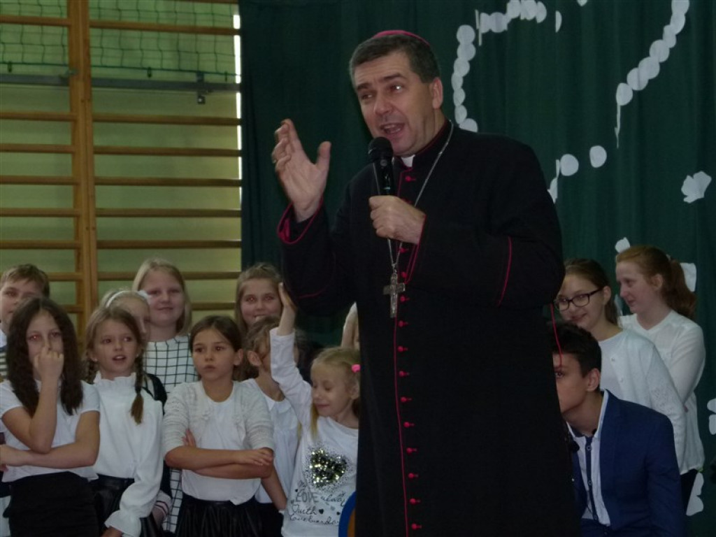 Biskup Wojciech Osial odwiedził Zespół Szkół w Popowie Gł.