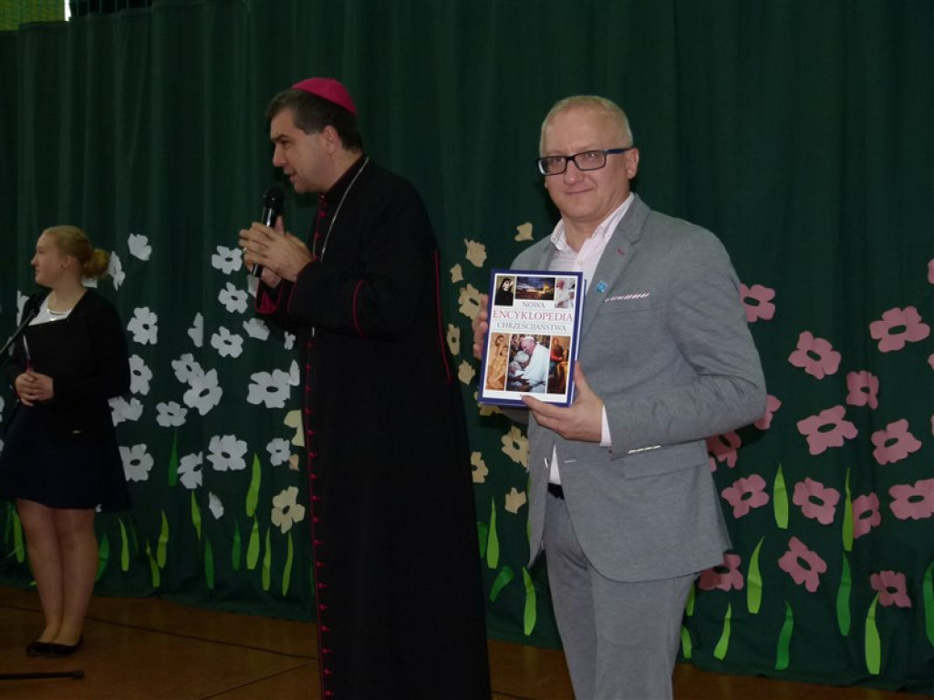 Biskup Wojciech Osial odwiedził Zespół Szkół w Popowie Gł.