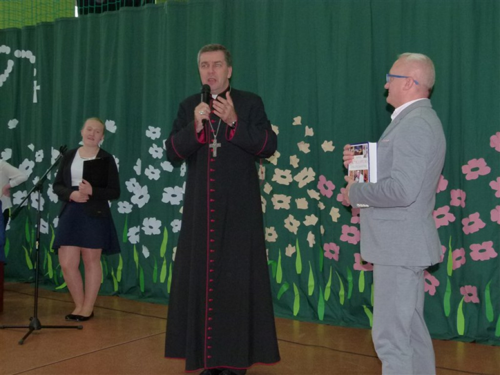 Biskup Wojciech Osial odwiedził Zespół Szkół w Popowie Gł.
