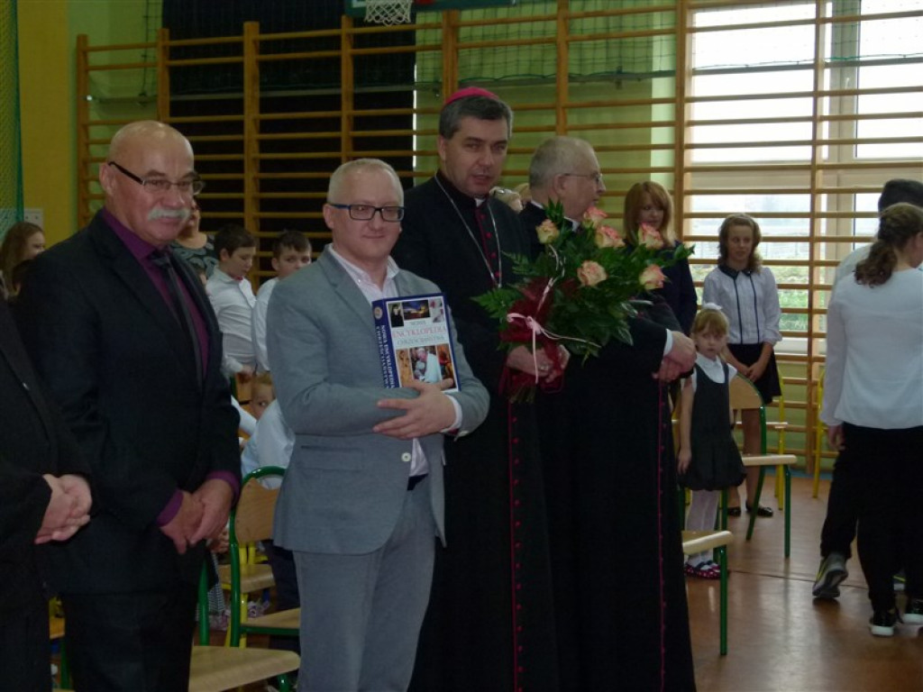 Biskup Wojciech Osial odwiedził Zespół Szkół w Popowie Gł.