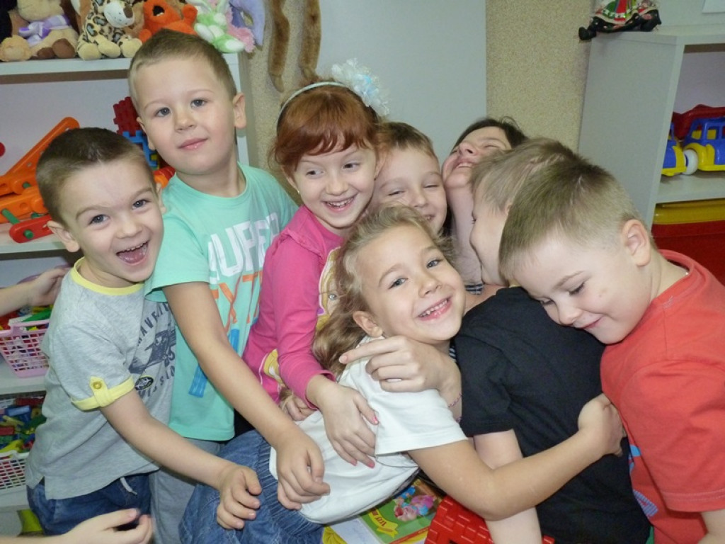 Licealiści z I LO czytają bajki w Słoneczku