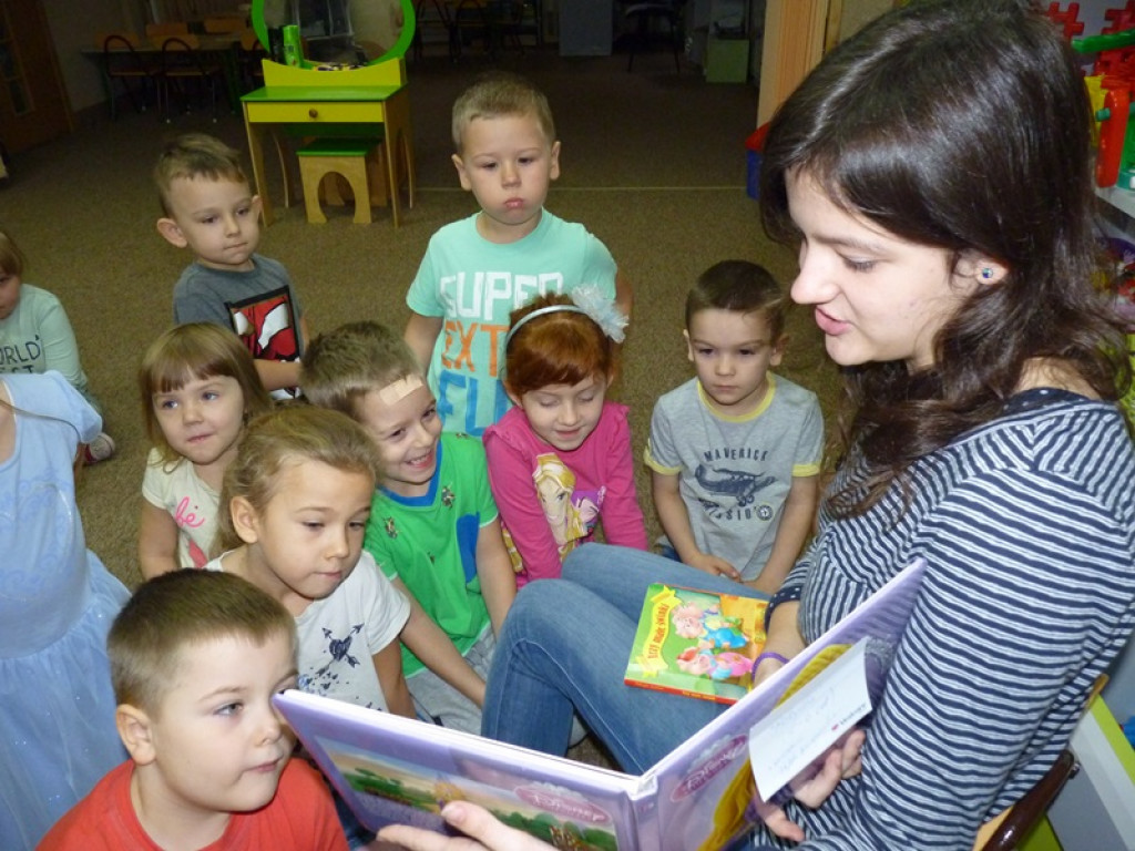 Licealiści z I LO czytają bajki w Słoneczku