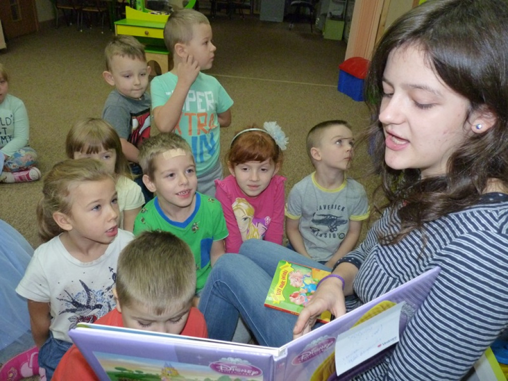Licealiści z I LO czytają bajki w Słoneczku