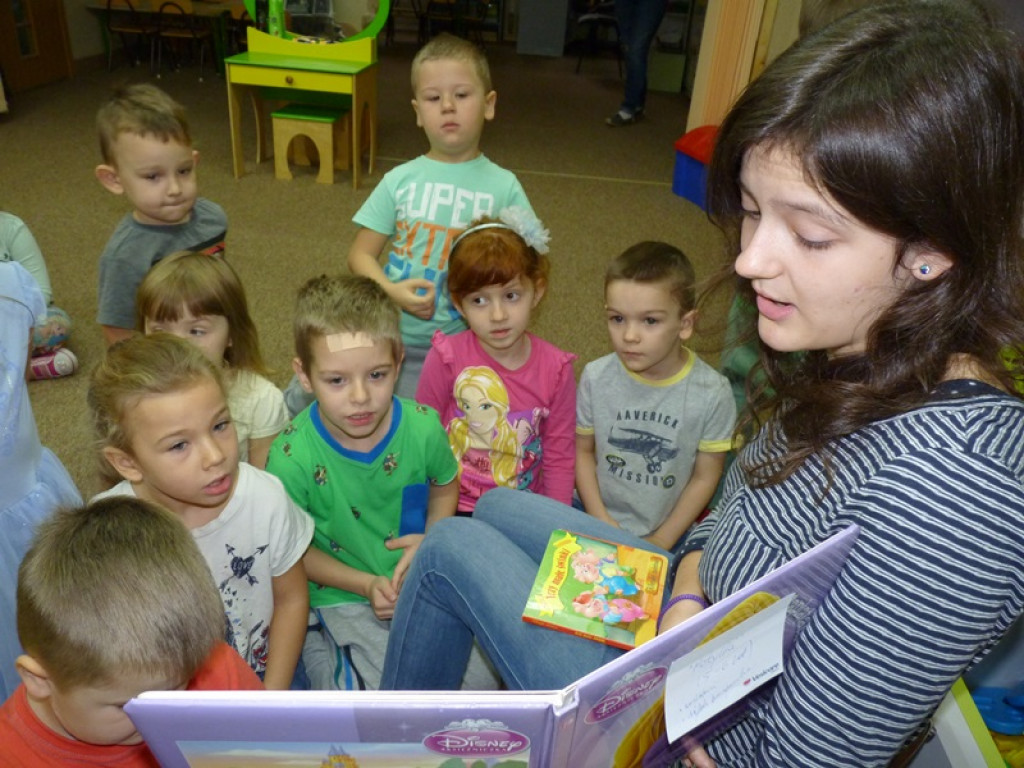 Licealiści z I LO czytają bajki w Słoneczku
