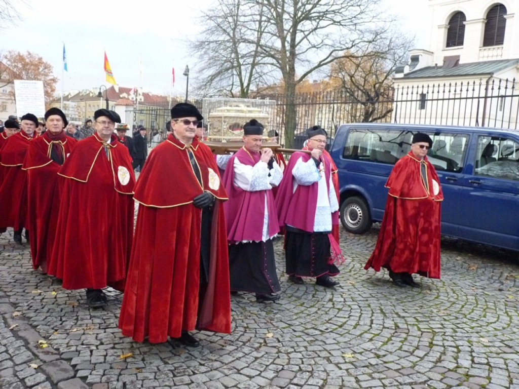 Procesja z relikwiami św. Wiktorii w Łowiczu