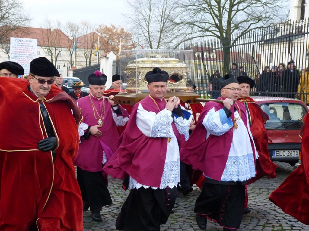 Procesja z relikwiami św. Wiktorii w Łowiczu
