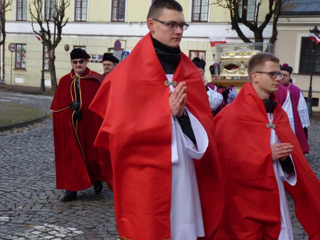 Procesja z relikwiami św. Wiktorii w Łowiczu