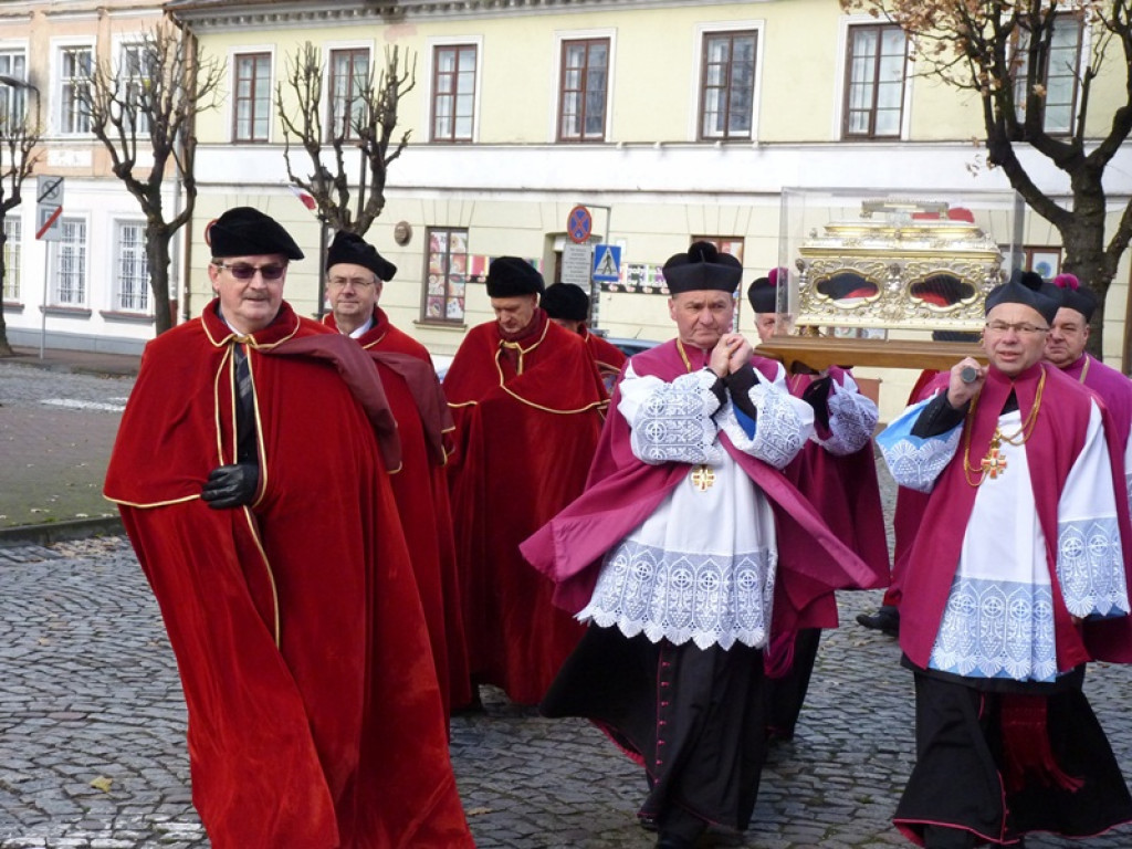 Procesja z relikwiami św. Wiktorii w Łowiczu