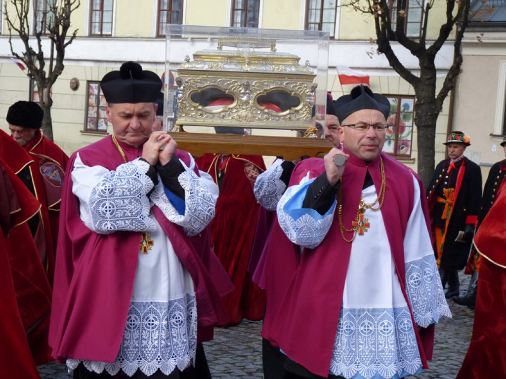 Procesja z relikwiami św. Wiktorii w Łowiczu