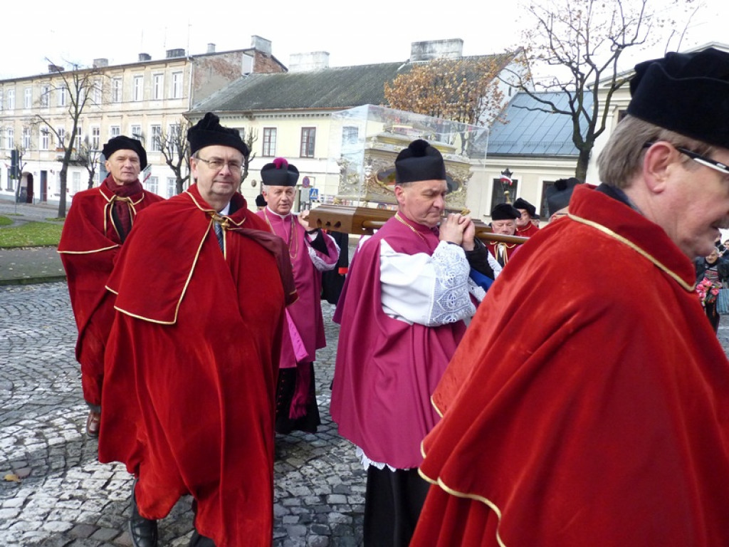 Procesja z relikwiami św. Wiktorii w Łowiczu