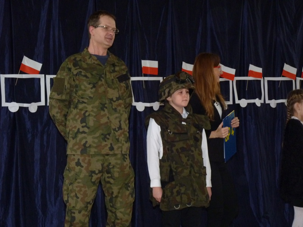 Happening niepodległościowy w SP 4