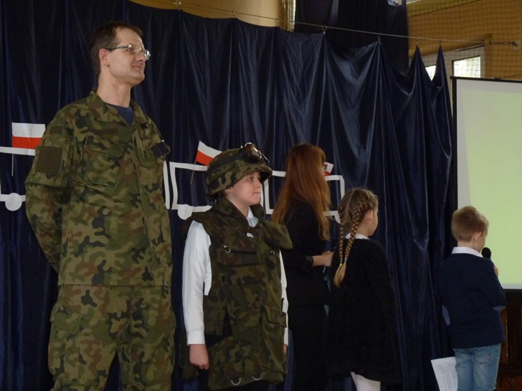 Happening niepodległościowy w SP 4