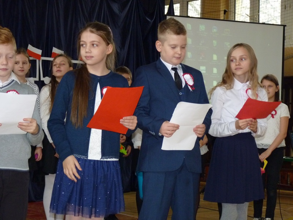Happening niepodległościowy w SP 4