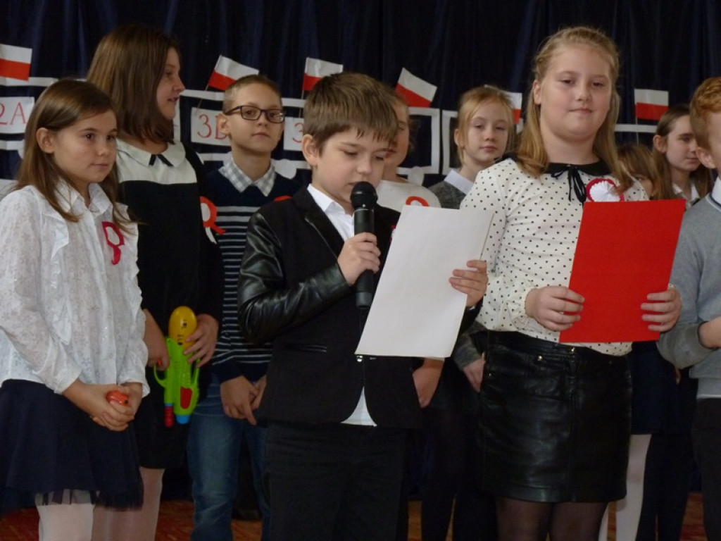 Happening niepodległościowy w SP 4