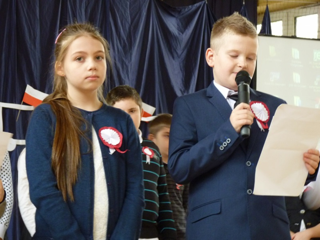 Happening niepodległościowy w SP 4
