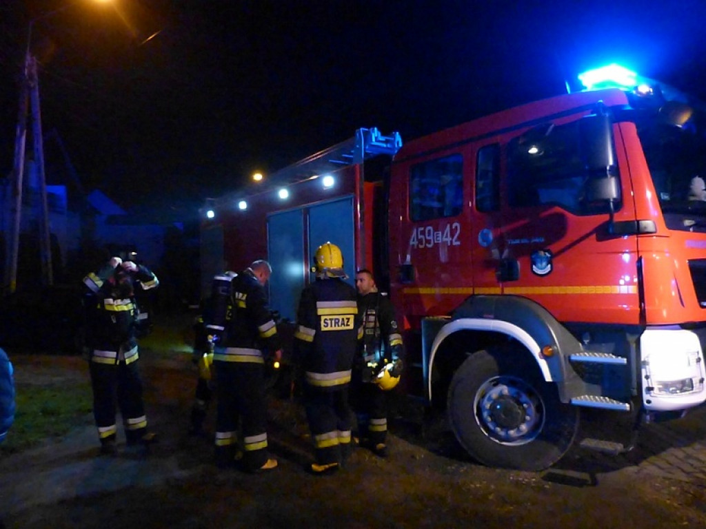 Poważny pożar na Korabce. Poszkodowany strażak