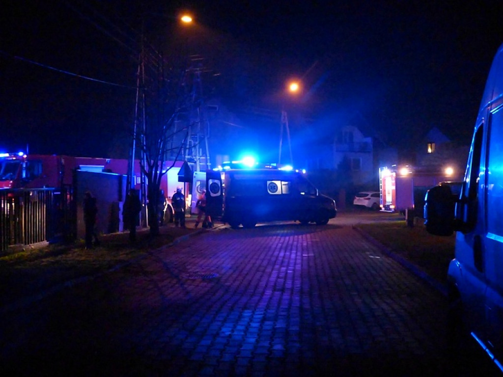 Poważny pożar na Korabce. Poszkodowany strażak