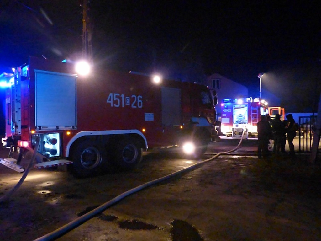 Poważny pożar na Korabce. Poszkodowany strażak