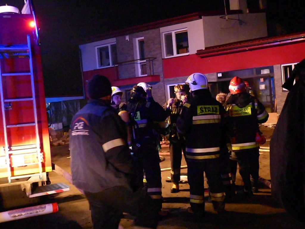 Poważny pożar na Korabce. Poszkodowany strażak