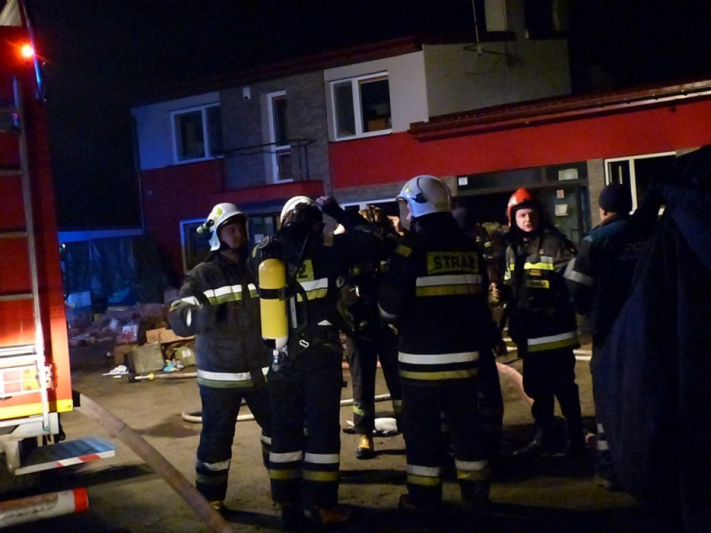 Poważny pożar na Korabce. Poszkodowany strażak