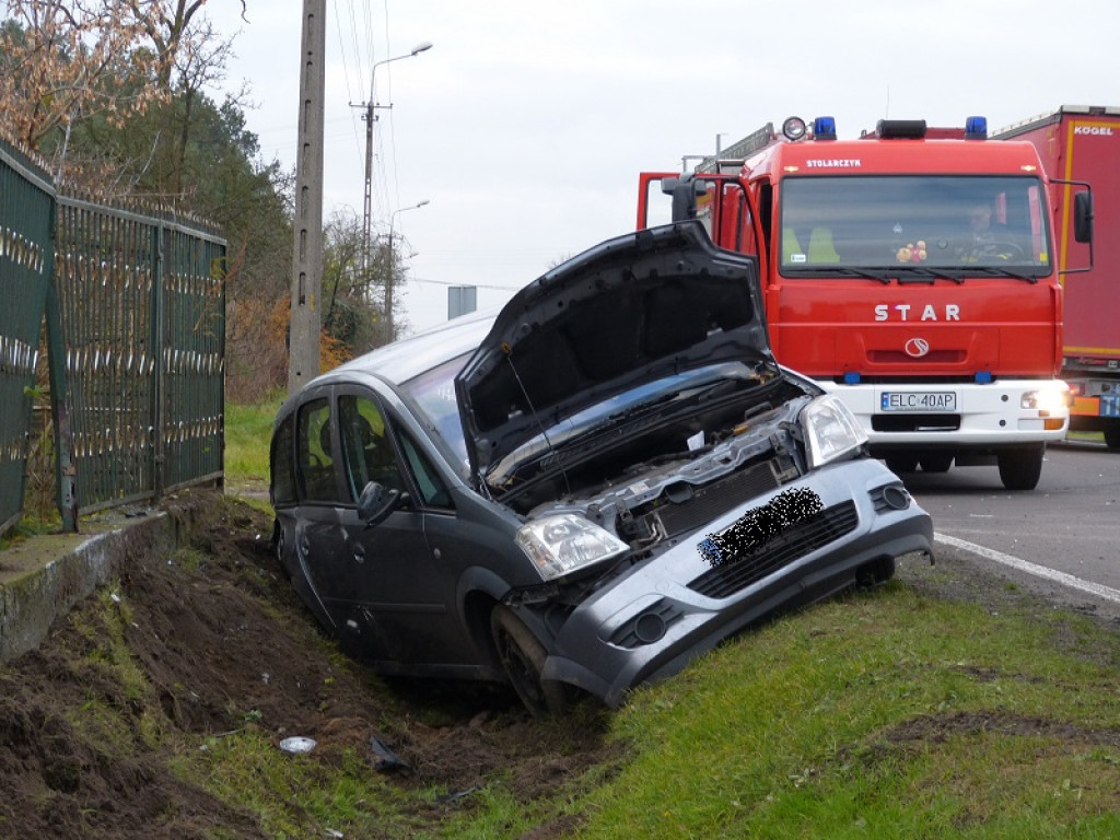 Opel Meriva wpadł do rowu w Mysłakowie