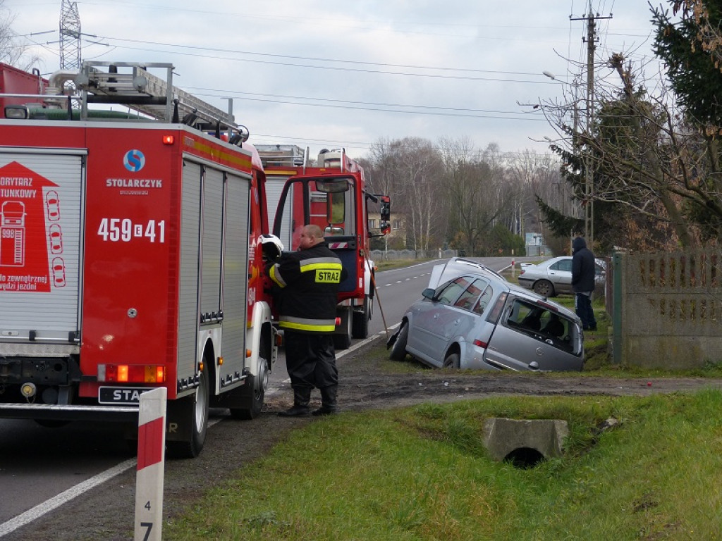 Opel Meriva wpadł do rowu w Mysłakowie