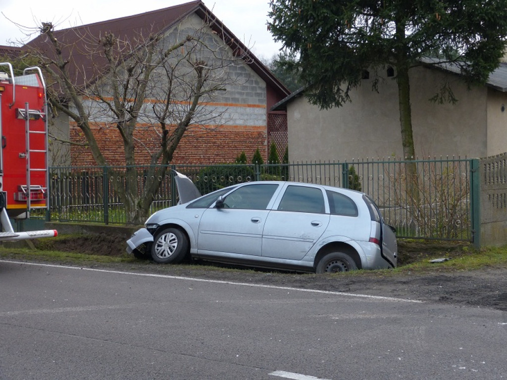 Opel Meriva wpadł do rowu w Mysłakowie