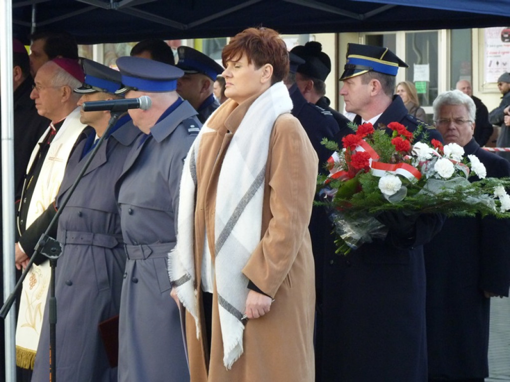 Na gmachu policji odsłonięto tablicę poświęconą zamordowanym: ojcu i synowi