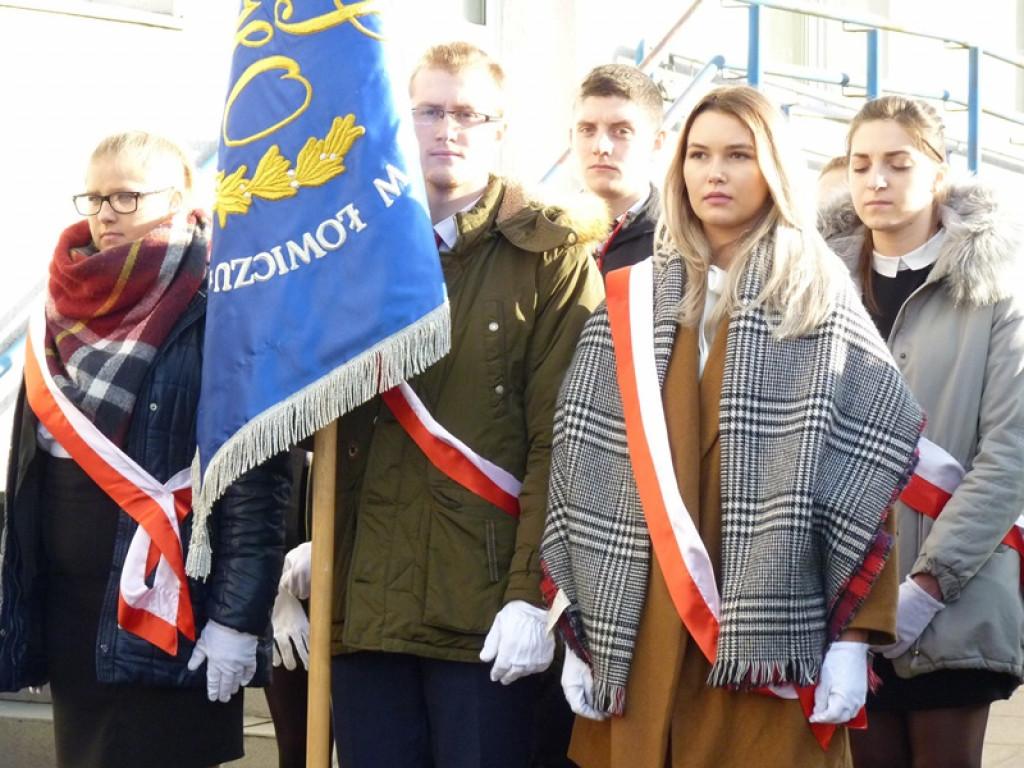 Na gmachu policji odsłonięto tablicę poświęconą zamordowanym: ojcu i synowi