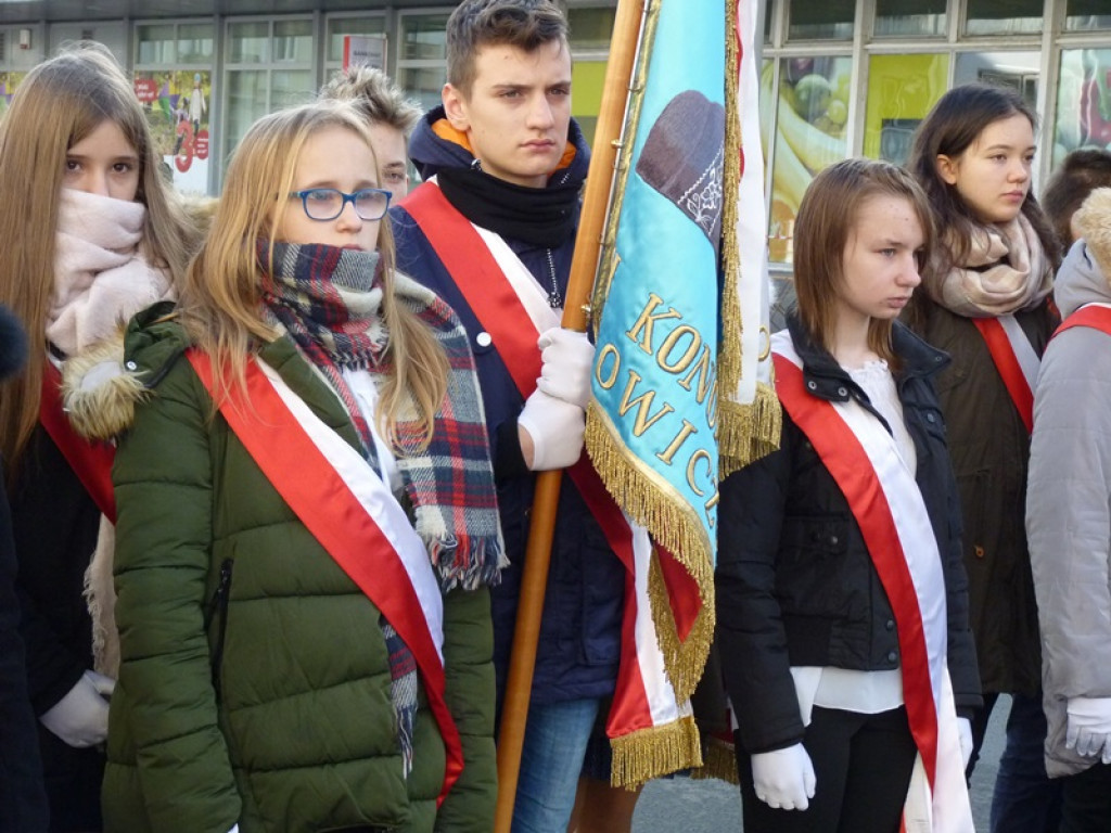 Na gmachu policji odsłonięto tablicę poświęconą zamordowanym: ojcu i synowi