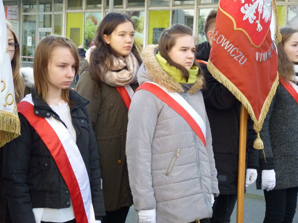 Na gmachu policji odsłonięto tablicę poświęconą zamordowanym: ojcu i synowi