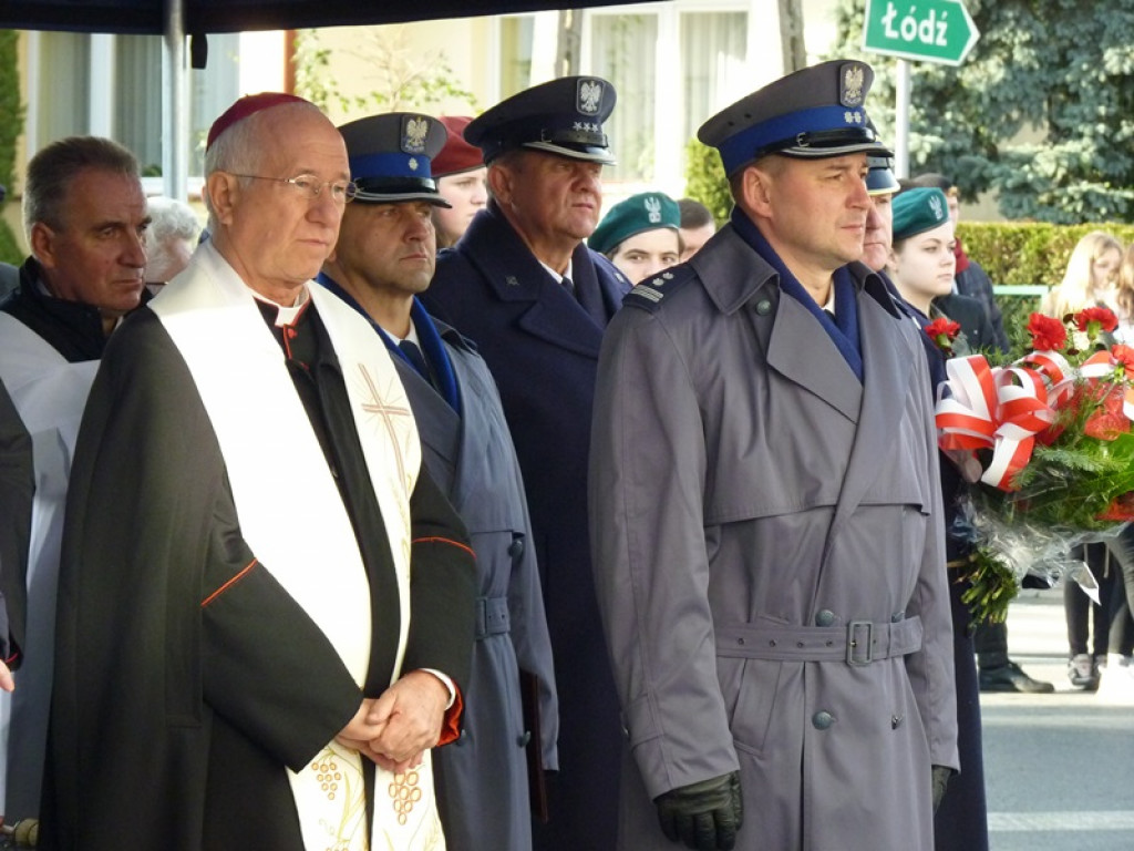 Na gmachu policji odsłonięto tablicę poświęconą zamordowanym: ojcu i synowi