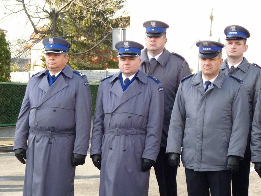 Na gmachu policji odsłonięto tablicę poświęconą zamordowanym: ojcu i synowi