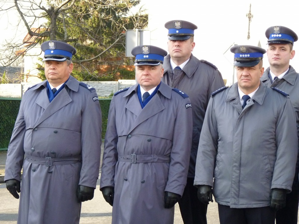 Na gmachu policji odsłonięto tablicę poświęconą zamordowanym: ojcu i synowi