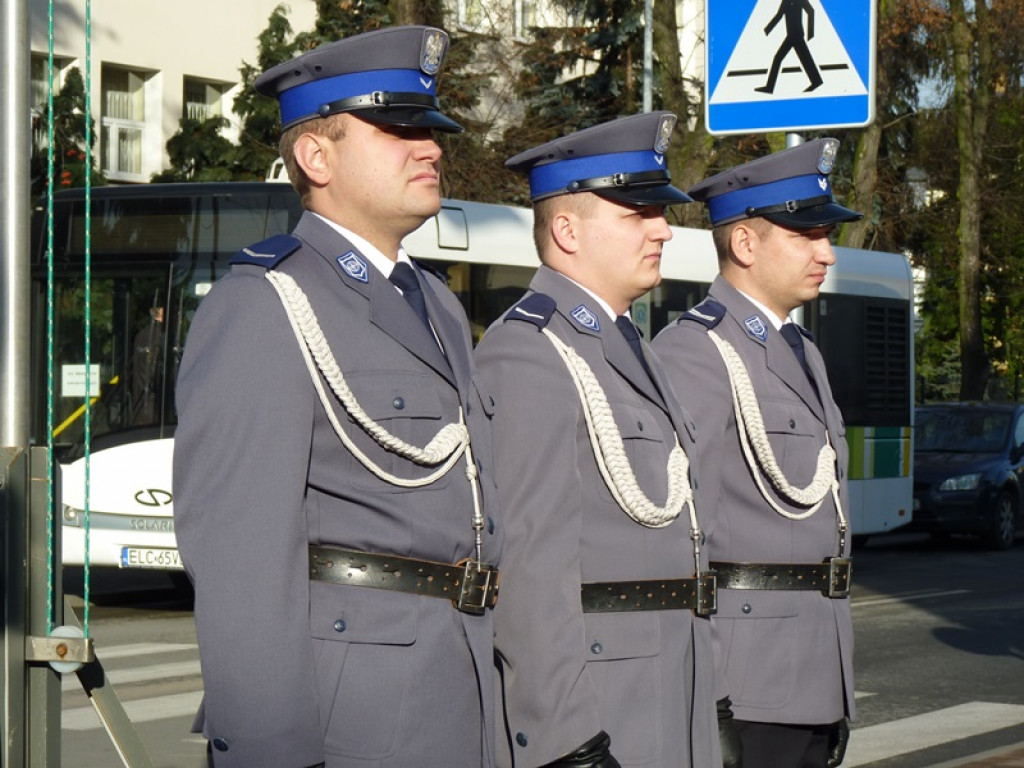 Na gmachu policji odsłonięto tablicę poświęconą zamordowanym: ojcu i synowi