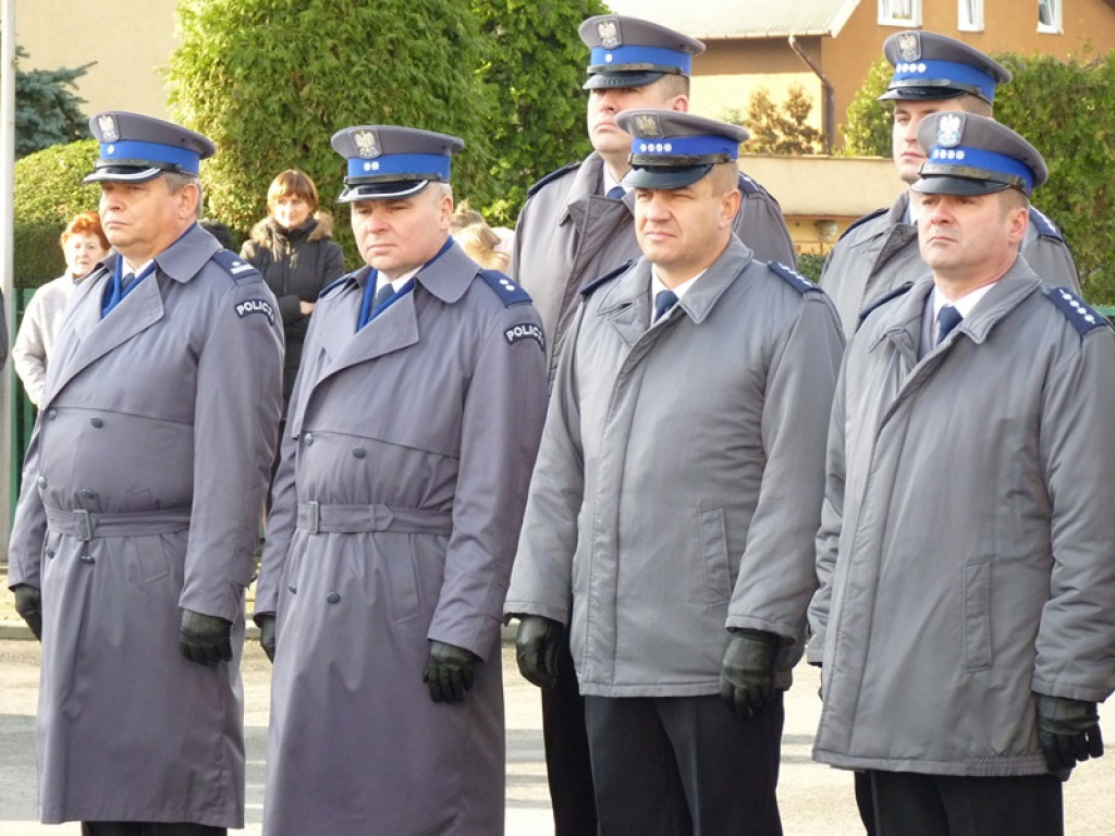 Na gmachu policji odsłonięto tablicę poświęconą zamordowanym: ojcu i synowi