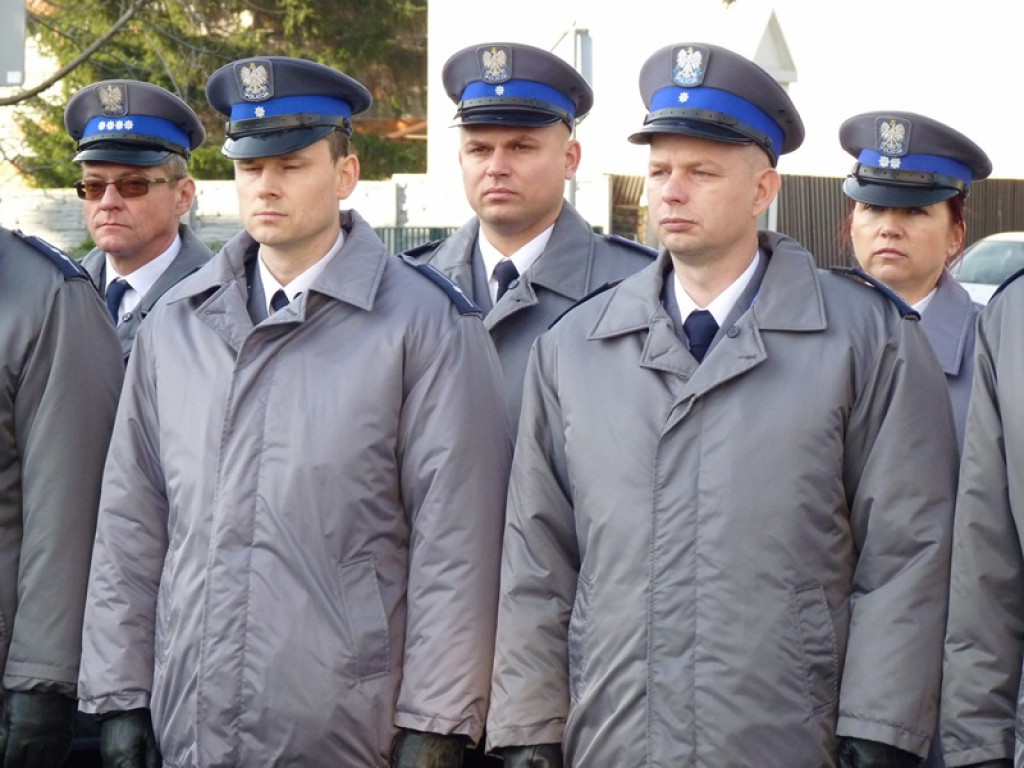 Na gmachu policji odsłonięto tablicę poświęconą zamordowanym: ojcu i synowi