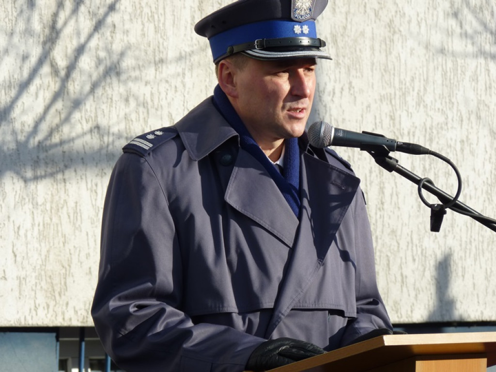 Na gmachu policji odsłonięto tablicę poświęconą zamordowanym: ojcu i synowi