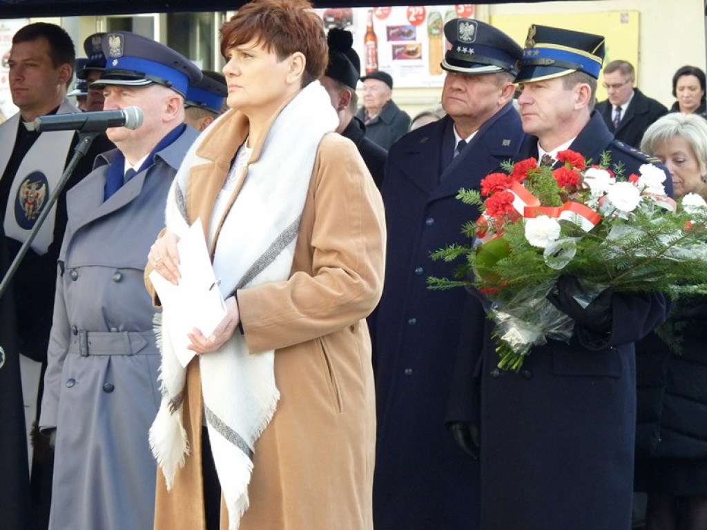 Na gmachu policji odsłonięto tablicę poświęconą zamordowanym: ojcu i synowi
