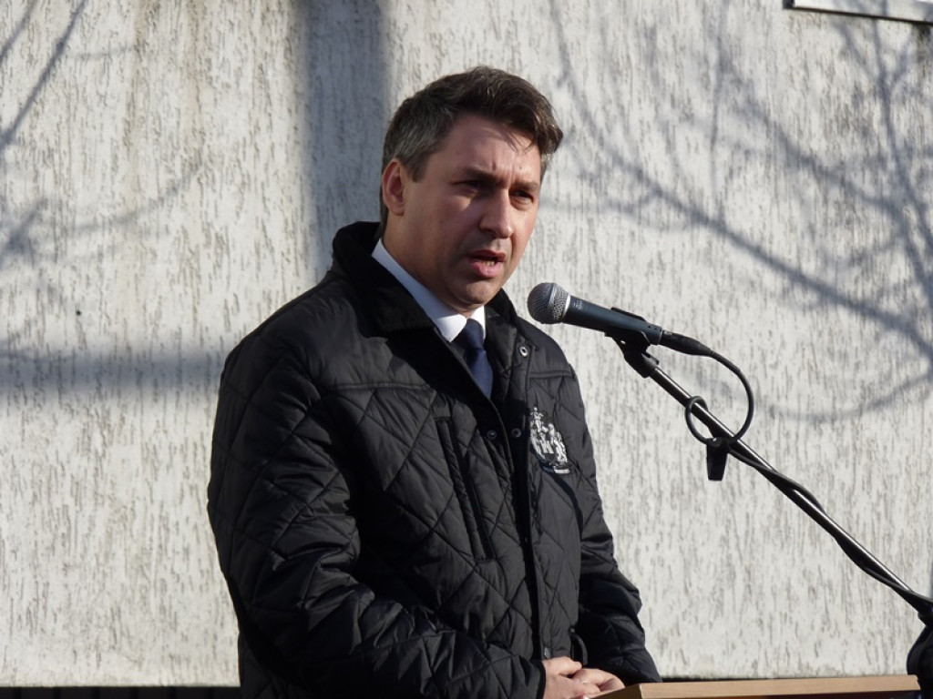 Na gmachu policji odsłonięto tablicę poświęconą zamordowanym: ojcu i synowi