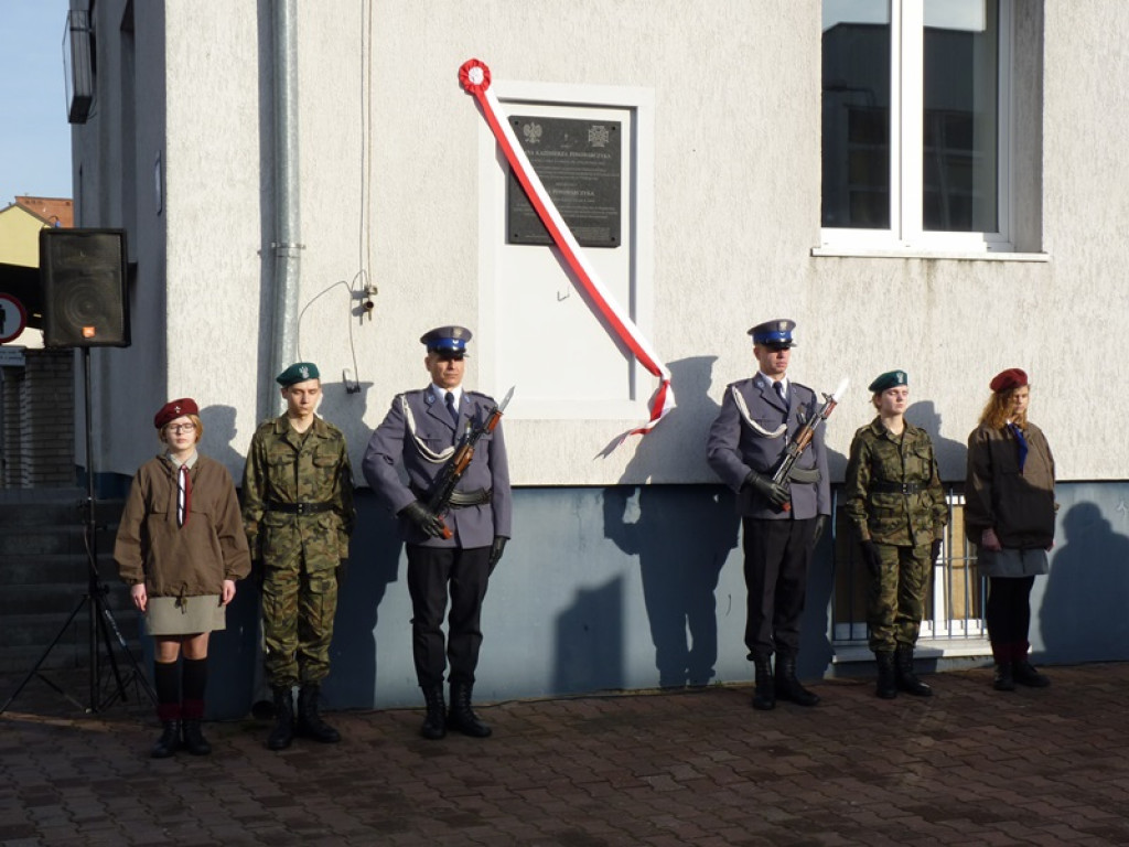 Na gmachu policji odsłonięto tablicę poświęconą zamordowanym: ojcu i synowi