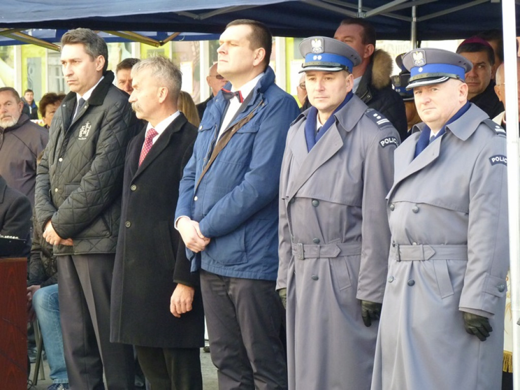 Na gmachu policji odsłonięto tablicę poświęconą zamordowanym: ojcu i synowi